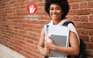 Qual a importância da prevenção do uso de drogas nas escolas?